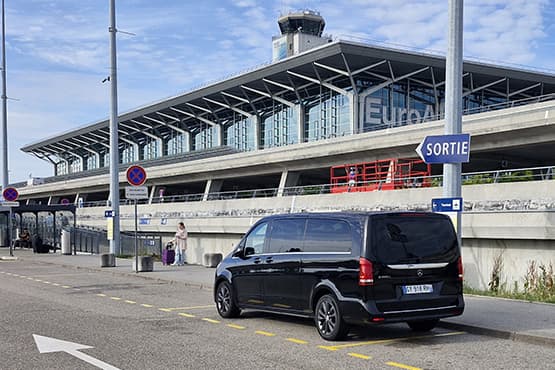 Van Mercedes noir devant le terminal de l’aéroport de Bâle-Mulhouse