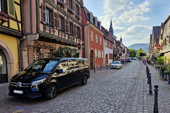 Van Mercedes noir dans une rue du centre de Colmar